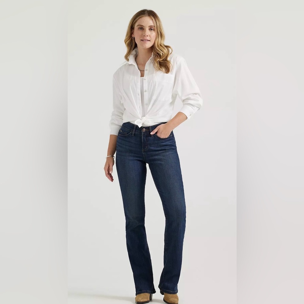 LEE Women's Bootcut Regular Fit Flex Motion Jean, Snap Hem, 14 Short